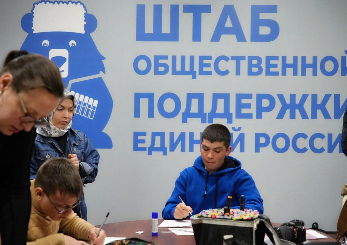 Особенные дети подготовили открытки ко Дню Победы для участников специальной военной операции.